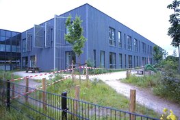 Staalslakken op terrein De Skool op Texel. Deel schoolplein afgezet