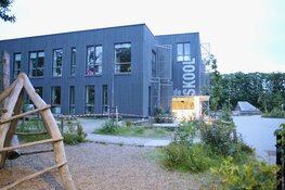 Staalslakken op terrein De Skool op Texel. Deel schoolplein afgezet
