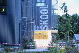 Staalslakken op terrein De Skool op Texel. Deel schoolplein afgezet