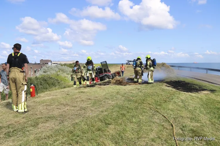 Brand op dijk naast TESO-boot in Den Hoorn