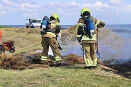 Brand op dijk naast TESO-boot in Den Hoorn