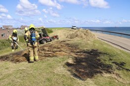 Brand op dijk naast TESO-boot in Den Hoorn