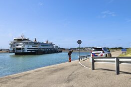 Brand op dijk naast TESO-boot in Den Hoorn