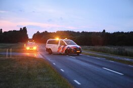 Twee fietsers botsen op elkaar, één is buiten bewustzijn