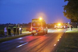 Twee fietsers botsen op elkaar, één is buiten bewustzijn