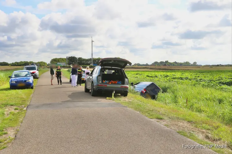 Bestelbus eindigt in greppel na uitwijkactie in Den Hoorn