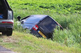 Bestelbus eindigt in greppel na uitwijkactie in Den Hoorn