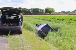Bestelbus eindigt in greppel na uitwijkactie in Den Hoorn