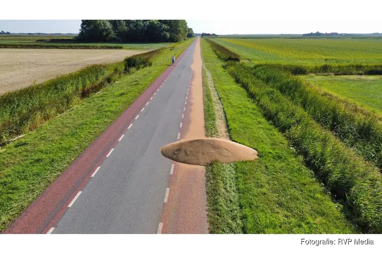 Boer verliest lading op Texel, kilometer lang spoor is het gevolg. Verkeershinder op de Hoofdweg in De Cocksdorp