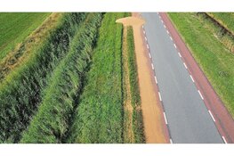 Boer verliest lading op Texel, kilometer lang spoor is het gevolg. Verkeershinder op de Hoofdweg in De Cocksdorp