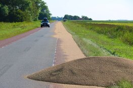 Boer verliest lading op Texel, kilometer lang spoor is het gevolg. Verkeershinder op de Hoofdweg in De Cocksdorp