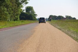 Boer verliest lading op Texel, kilometer lang spoor is het gevolg. Verkeershinder op de Hoofdweg in De Cocksdorp