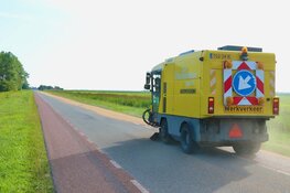 Boer verliest lading op Texel, kilometer lang spoor is het gevolg. Verkeershinder op de Hoofdweg in De Cocksdorp