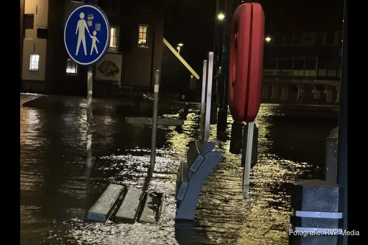 Haven Oudeschild ondergelopen door hoog water, dienstregeling Teso tijdelijk gestremd