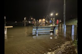 Haven Oudeschild ondergelopen door hoog water, dienstregeling Teso tijdelijk gestremd