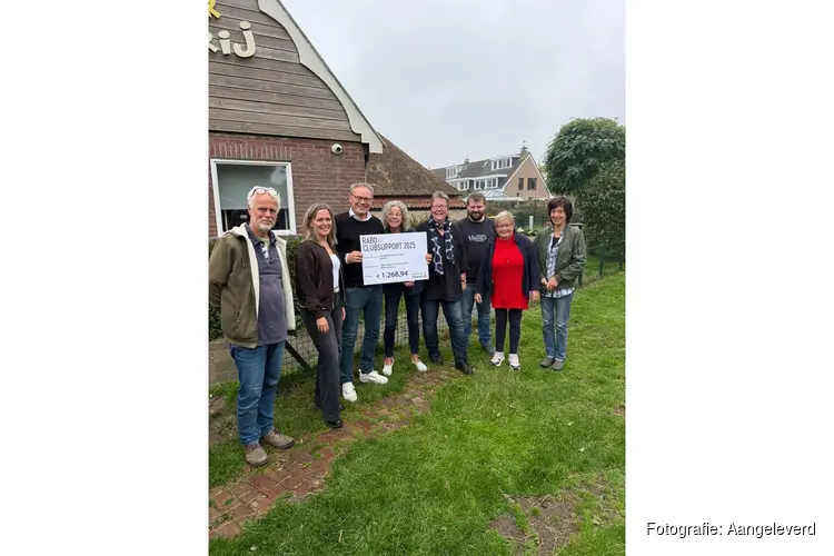 Kinderboerderij Texel blij verrast met cheque uit handen directeur Rabobank