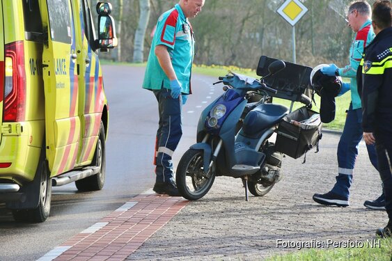 Ongeluk tussen auto en scooter in Den Burg