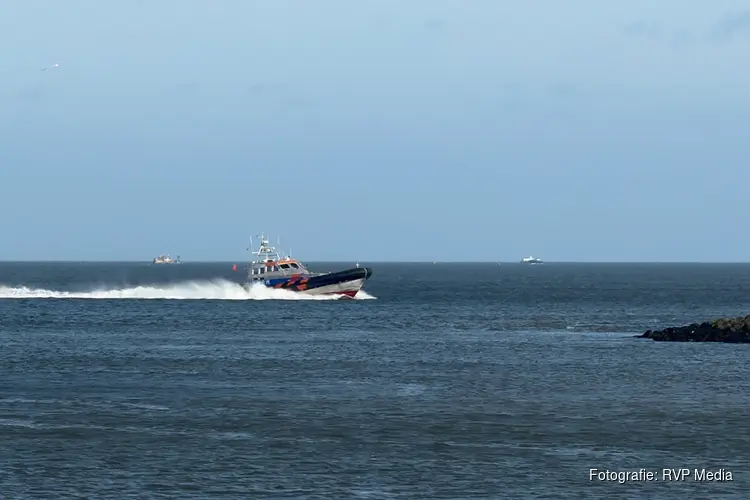 Hulpdiensten uitgerukt nadat twee personen overboord zijn geslagen