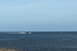 Hulpdiensten uitgerukt nadat twee personen overboord zijn geslagen