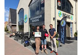 Fietsverhuur De Koog ontvangt AED-pakket van Univé Noord-Holland