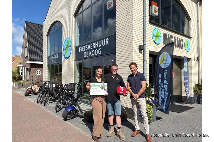 Fietsverhuur De Koog ontvangt AED-pakket van Univé Noord-Holland