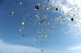 Kust ligt bezaaid met ballonnen