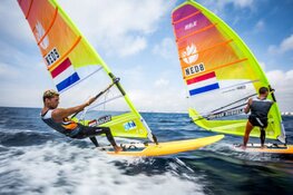 Badloe en Van Rijsselberghe als nummers één en twee naar medalrace op EK RS:X windsurfen