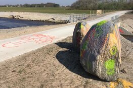 Prehistorische zwerfkeien op Texel besmeurd met verf: 'Vrolijk Pasen'