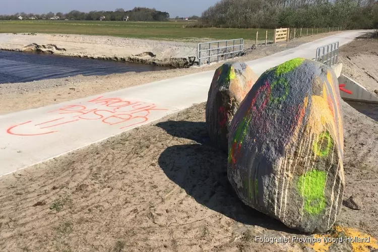 Prehistorische zwerfkeien op Texel besmeurd met verf: &#39;Vrolijk Pasen&#39;