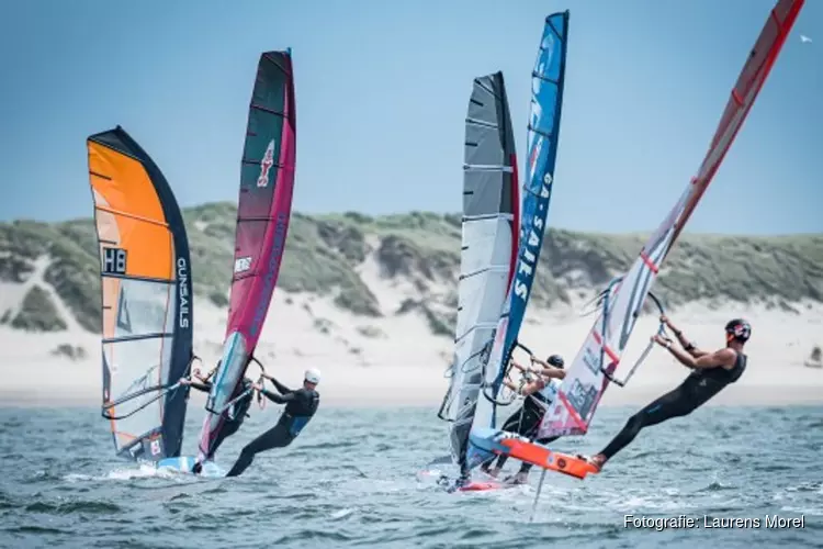 Franse windfoilers laten zich zien op eerste dag Waves Festival