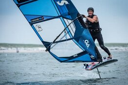 Franse windfoilers laten zich zien op eerste dag Waves Festival