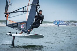 Franse windfoilers laten zich zien op eerste dag Waves Festival