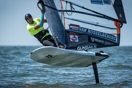Windsurfers zweven voor Texel op dag twee Waves Festival