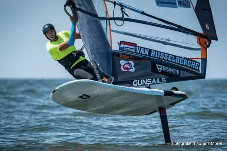 Windsurfers zweven voor Texel op dag twee Waves Festival