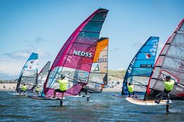Windsurfers zweven voor Texel op dag twee Waves Festival