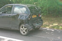 Kop-staartbotsing in Den Burg: twee voertuigen total loss