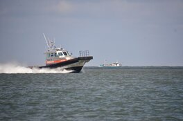 Zeilboot in problemen tussen Waddeneilanden
