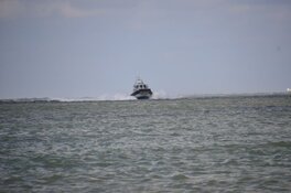 Zeilboot in problemen tussen Waddeneilanden