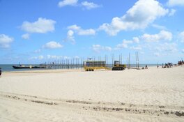 Zeilboot in problemen tussen Waddeneilanden