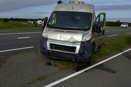 Bestelbus en auto met elkaar in aanrijding