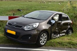 Bestelbus en auto met elkaar in aanrijding