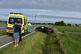 Bestelbus en auto met elkaar in aanrijding