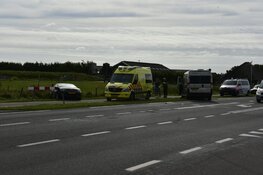 Bestelbus en auto met elkaar in aanrijding
