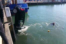 Handrem vergeten: auto te water