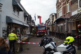 Brandweer zet winkelstraat Texel af