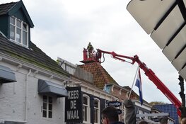 Brandweer zet winkelstraat Texel af