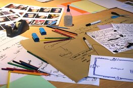 Kinderen werken aan tentoonstelling bij Museum Kaap Skil