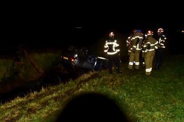 Auto op de kop in sloot