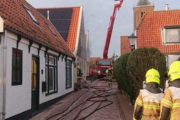 Brand in woning aan smal straatje Oosterend, geen bewoners aanwezig
