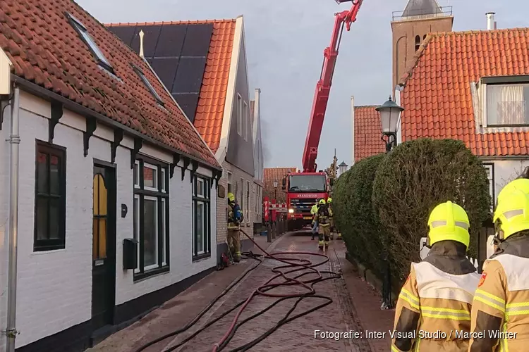 Brand in woning aan smal straatje Oosterend, geen bewoners aanwezig